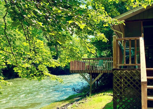 River’s Edge Retreat: Amazing Views, Screen Porch, Decks, Grill, Fish, One Floor