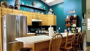 Cafetera o tetera, frigorífico, microondas y horno