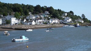 A coastal town with houses along the shore and boats in the water. - 2 bedroom accommodation in Kippford near Dalbeattie (Kippford near Dalbeattie)
