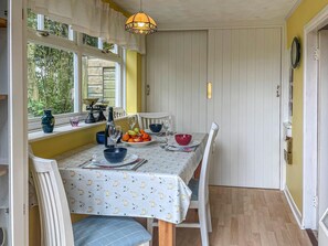 Dining - 2 bedroom accommodation in Shaftesbury (Shaftesbury)