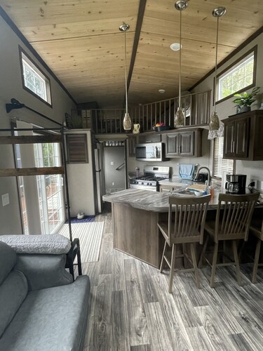 The Quail Ridge. Private Tiny Home with amazing views. Highly rated & low fees.