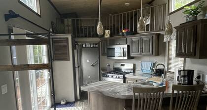 The Quail Ridge. Private Tiny Home with amazing views. Highly rated & low fees.