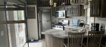 The Quail Ridge. Private Tiny Home with amazing views. Highly rated & low fees.