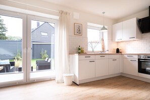 Fridge, oven, stovetop, dishwasher - Modern coastal hut #1 in beach house style (Mildstedt)