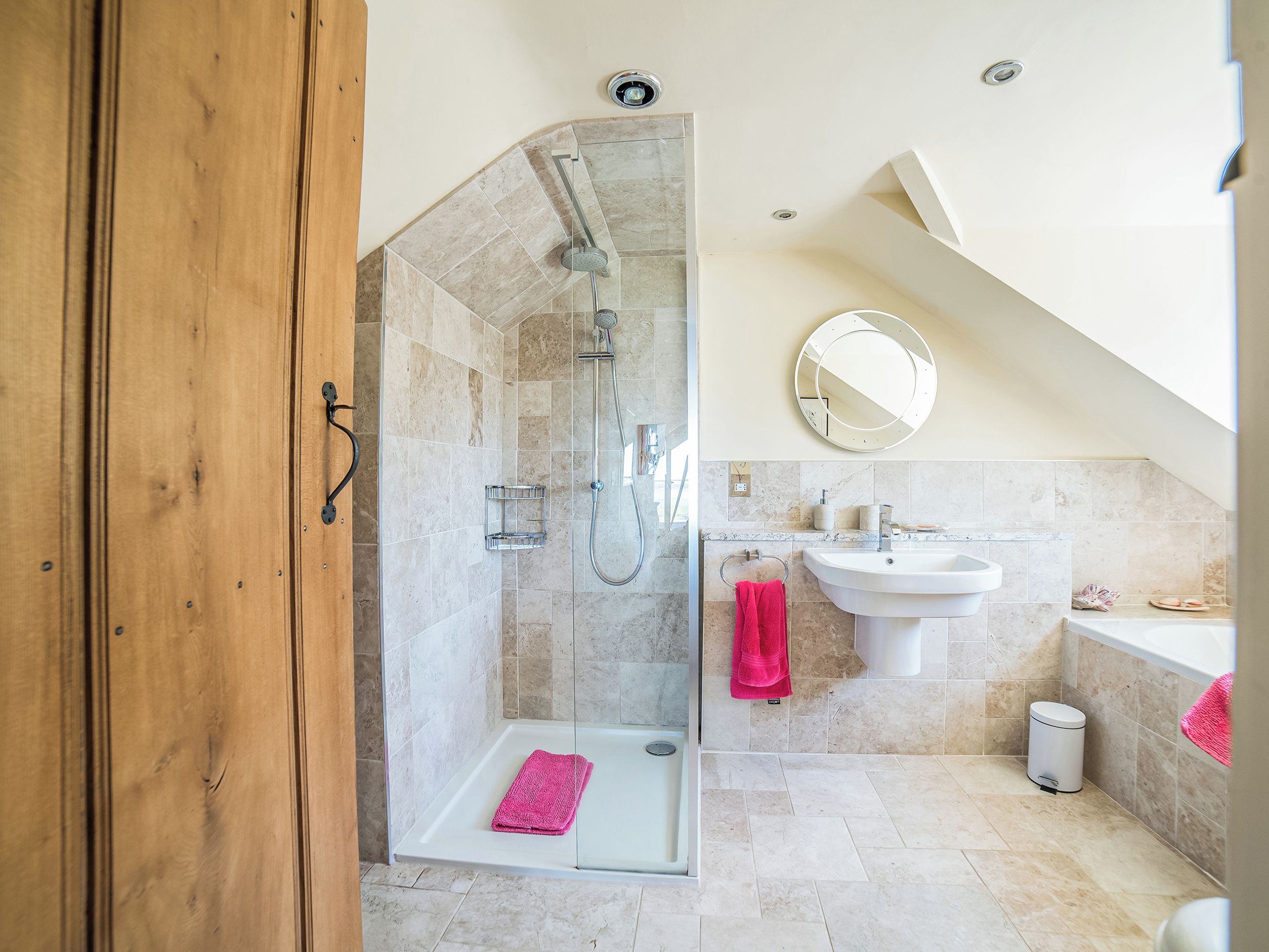Une salle de bain moderne avec une douche à parois de verre, un lavabo et une baignoire.