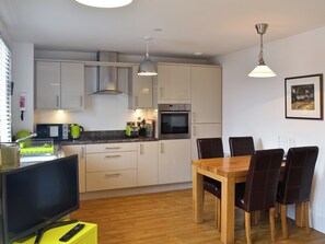 Dishwasher, high chair, freezer - 2 bedroom accommodation in Whitby (Whitby)