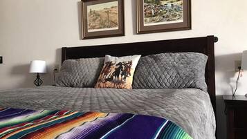 Classic Studio Suite | Desk, free WiFi, bed sheets