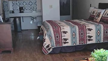 Deluxe Studio Suite, 1 King Bed