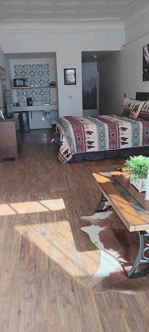 Suite Studio Deluxe, 1 très grand lit | Bureau, Wi-Fi gratuit, draps fournis