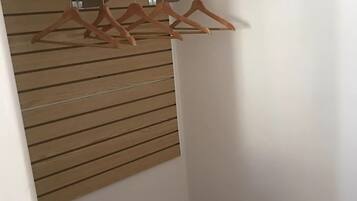 Classic Studio Suite | Desk, free WiFi, bed sheets