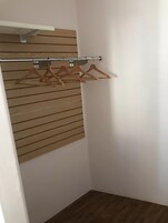 Suíte estúdio clássica | Escrivaninha, Wi-Fi de cortesia, roupa de cama