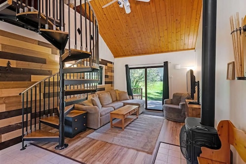 Dog Friendly Smugglers` Notch Relaxing Mountainside Retreat