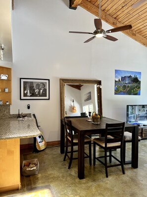 Dining - Walk to Las Olas! Great home with huge backyard (Fort Lauderdale)
