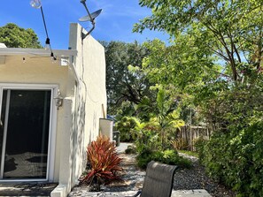 Property grounds - Walk to Las Olas! Great home with huge backyard (Fort Lauderdale)