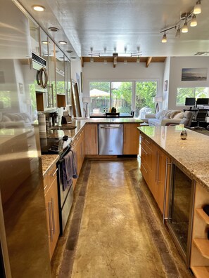 Private kitchen - Walk to Las Olas! Great home with huge backyard (Fort Lauderdale)