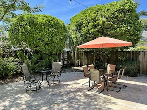 Outdoor dining - Walk to Las Olas! Great home with huge backyard (Fort Lauderdale)