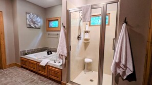 Badewanne, Whirlpool, Haartrockner, Handtücher