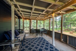 Outdoor dining - Indiglo Cottage on Pine River (Poy Sippi)