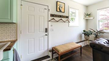 Älytelevisio, videopelikonsoli, kirjoja, stereot