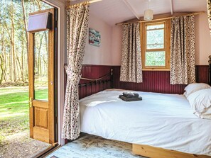 1 bedroom, bed sheets