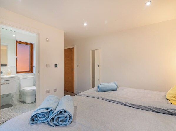 4 室のベッドルーム、WiFi (無料)、ベッドシーツ