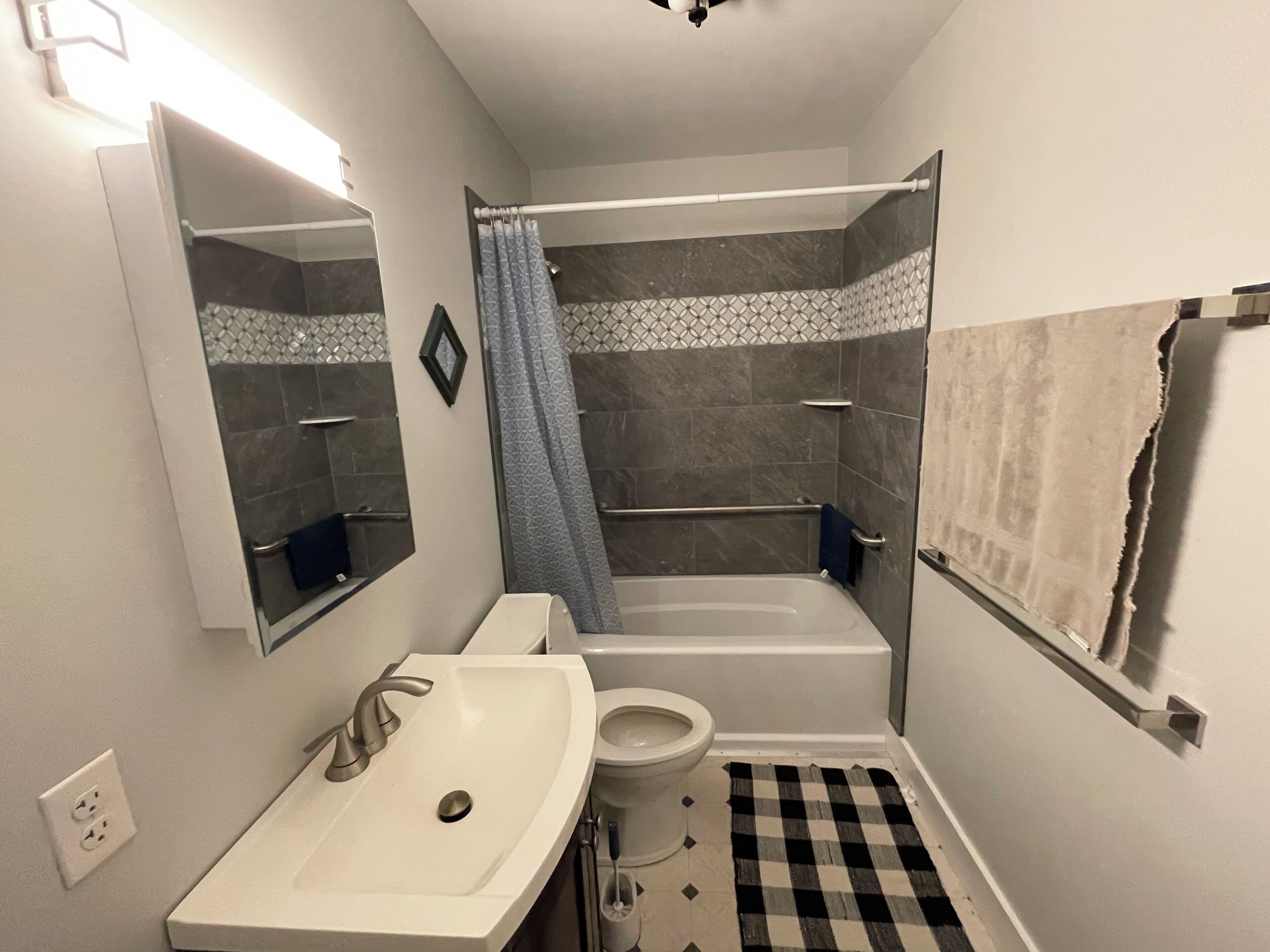 Combinazione doccia/vasca, asciugamani, carta igienica