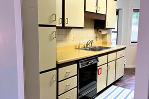 Fridge, microwave, oven, stovetop - Surf Shack- North Muskegon Oasis (Muskegon)