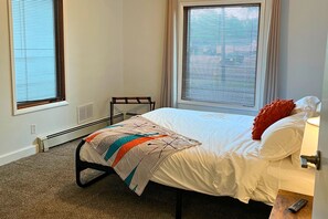 3 bedrooms, WiFi, bed sheets - Surf Shack- North Muskegon Oasis (Muskegon)