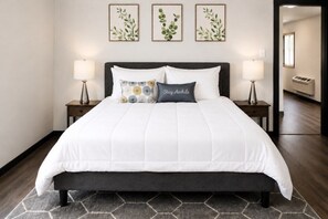 1 dormitorio, tabla de planchar con plancha, wifi y ropa de cama