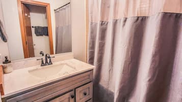 Combined shower/bathtub, jetted bath, hair dryer, towels
