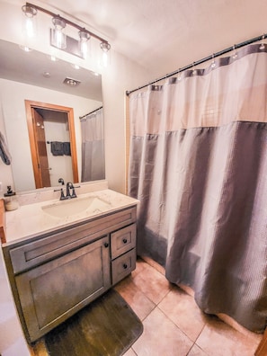 Duschwanne, Whirlpool, Haartrockner, Handtücher