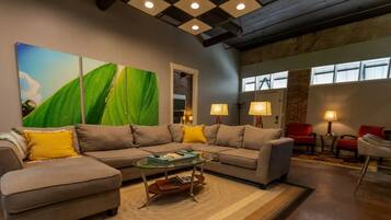 Smart-TV, Bücher, Stereoanlage