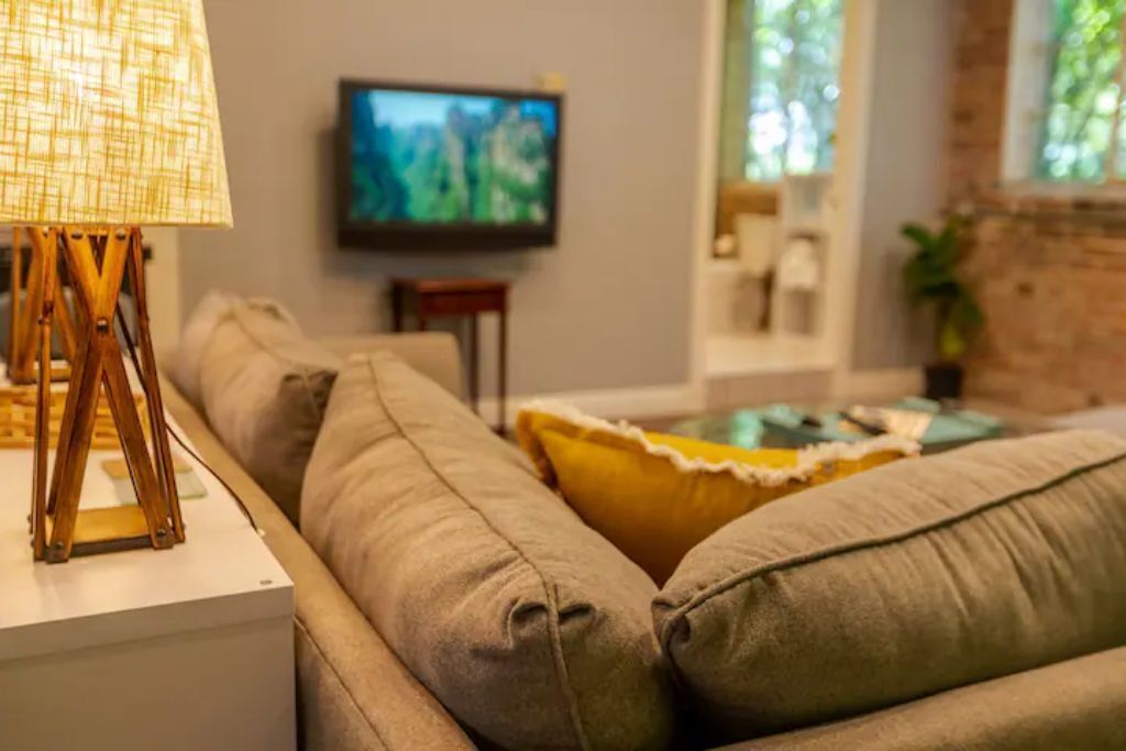 Smart TV, books, stereo