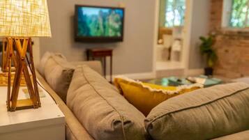 Smart TV, books, stereo