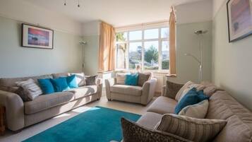 Smart-TV, Kamin, Bücher, Stereoanlage