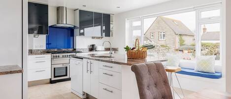 Een koelkast, een magnetron, een oven, een vaatwasser