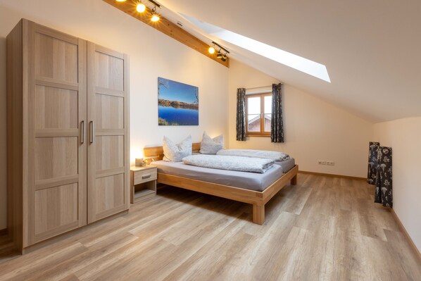 2 Schlafzimmer, Reisekinderbett, kostenloses WLAN, Bettwäsche