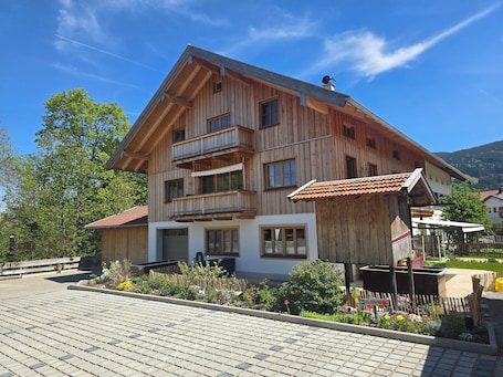 Exterior. Cozy vacation apartment in the Isarwinkel