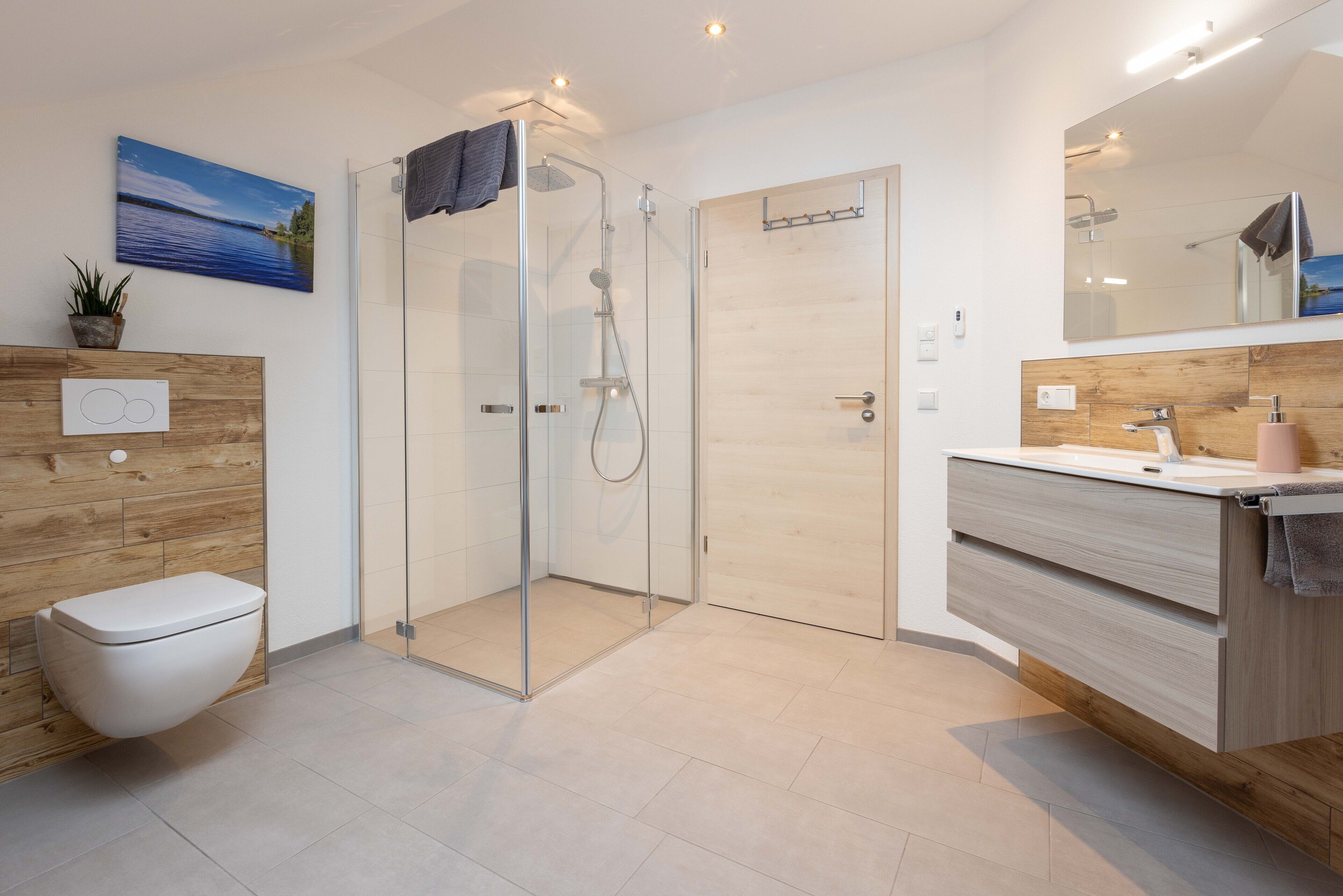 Een bad, een haardroger, handdoeken, zeep