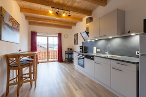 Fridge, microwave, oven, stovetop - Cozy vacation apartment in the Isarwinkel (Gaißach)