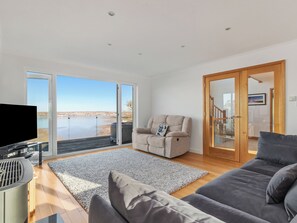 TV - 4 bedroom accommodation in Pembroke Dock (Pembroke Dock)