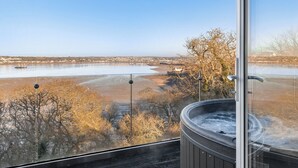 Ein Whirlpool mit Blick auf einen zugefrorenen See und eine Skyline.