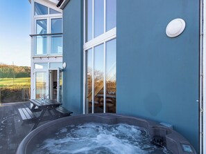 Outdoor dining - 4 bedroom accommodation in Pembroke Dock (Pembroke Dock)