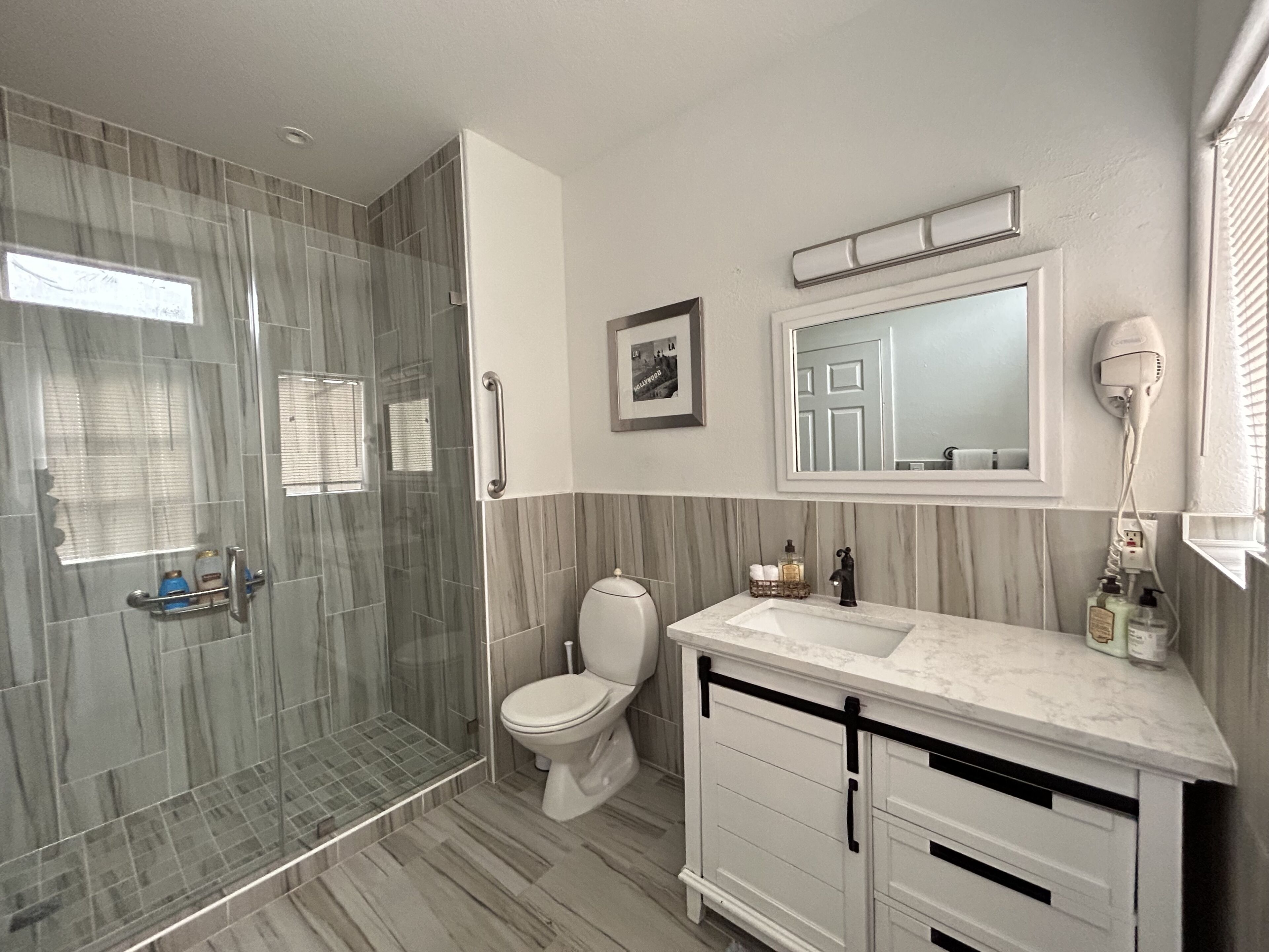 Een douche, een haardroger, handdoeken, zeep