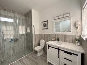 Ducha, secador de pelo, toallas, jabón