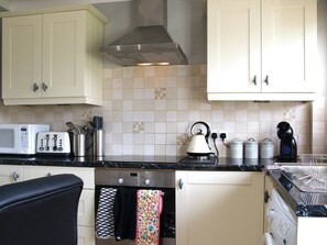 Cadeirão de bebê, talheres/pratos/utensílios de cozinha