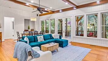 Smart-tv, eldstad och en tv-spelskonsol