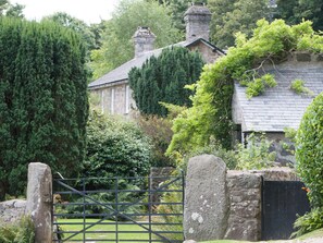 Property grounds - 3 bedroom accommodation in Rhoshirwaun, Pwllheli (Rhoshirwaun, Pwllheli)