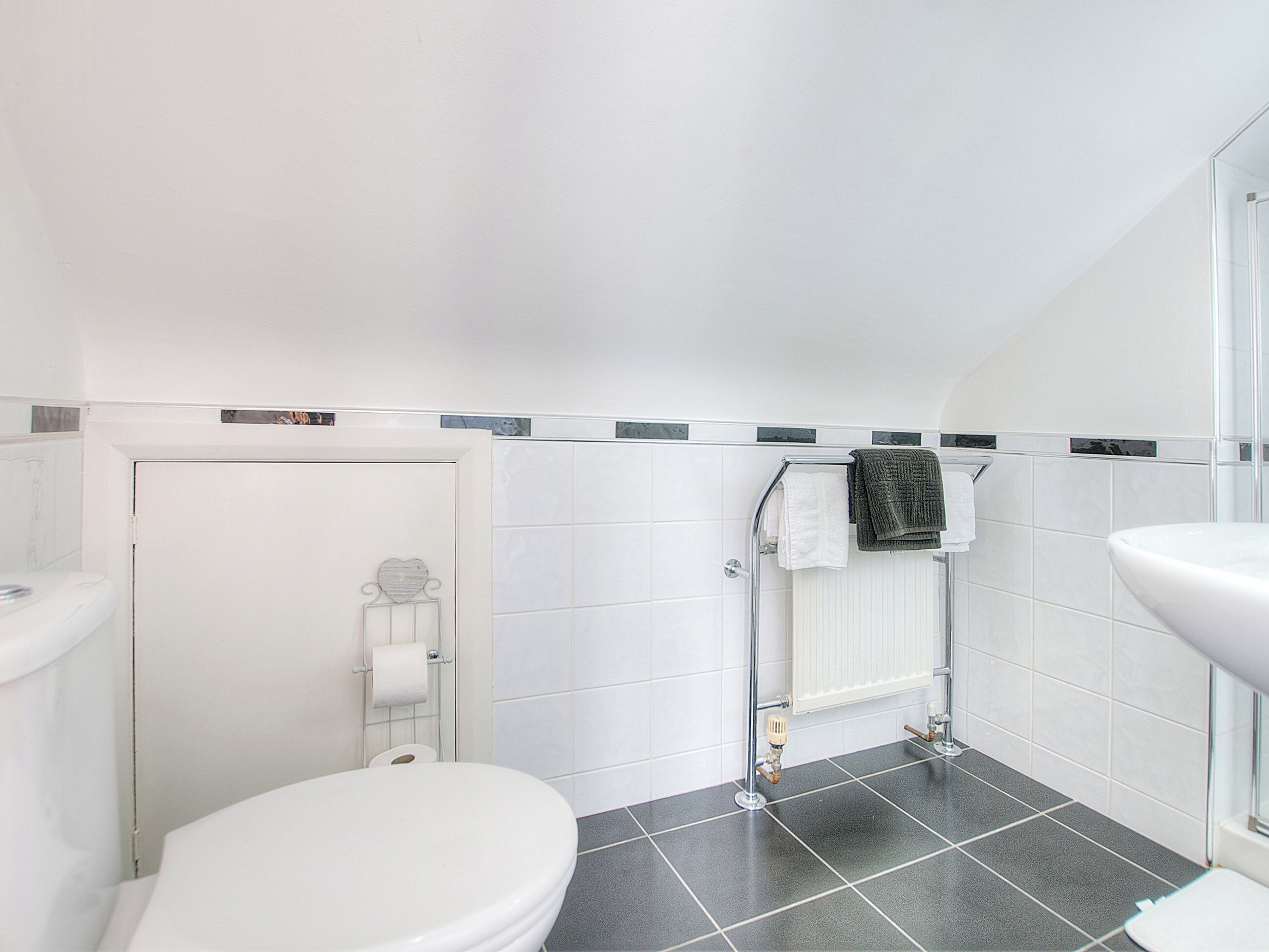 Une salle de bain avec des toilettes, une douche et un lavabo.