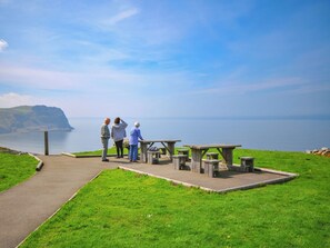 Outdoor dining - 3 bedroom accommodation in Rhoshirwaun, Pwllheli (Rhoshirwaun, Pwllheli)